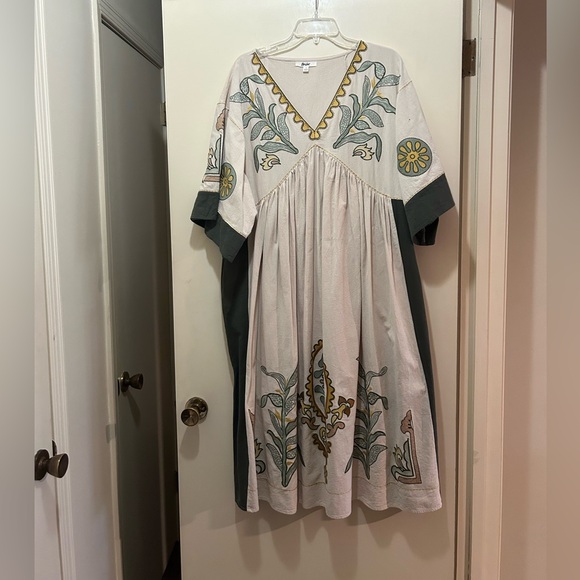 Blue Velvet Dresses & Skirts - Artistic Embroidered Midi Dress in White and Green